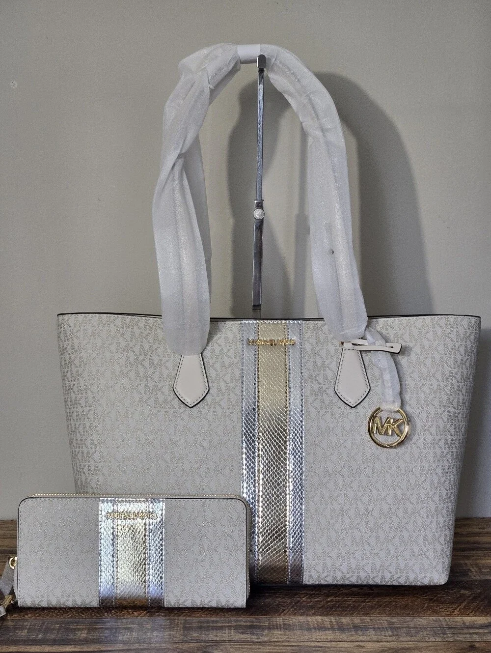 Michael Kors Sheila Large Mettalic Tote And Wallet Set